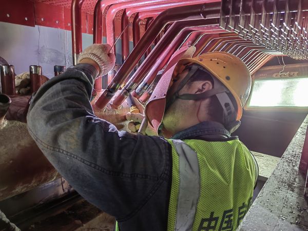2024年5月20日，動力車間4號鍋爐施工單位檢修人員正在焊接新的省煤器.jpg