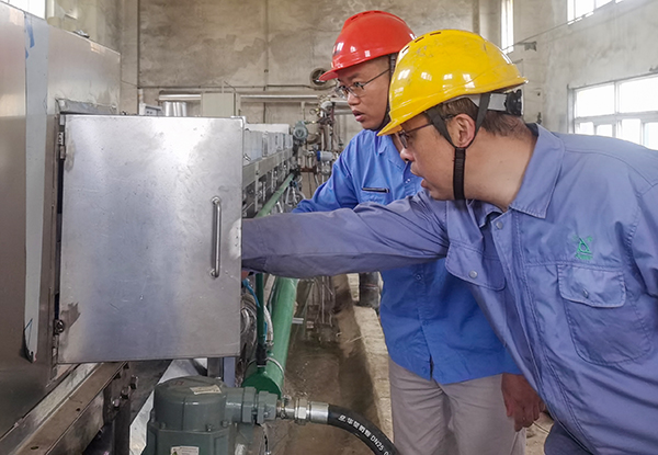 5月23日，各部門協(xié)作搶修造粒機.jpg
