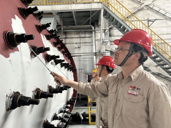 圖2 5月30日下午，制氣車間黨支部攜手聯(lián)合黨支部開(kāi)展聯(lián)學(xué)聯(lián)建融生產(chǎn)  裝置舊貌換新顏主題黨日活動(dòng)，制氣車間702磨煤機(jī)刷漆亮化活動(dòng)現(xiàn)場(chǎng)紀(jì)實(shí)。.jpg