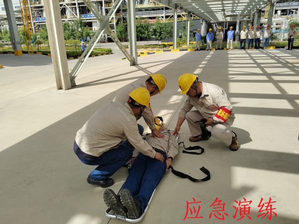 6月12日上午，制氣車間開展丙烯泄漏應(yīng)急演練，上圖為演練中搶救人員對暈倒職工進行心肺復(fù)蘇急救紀實照片.jpg