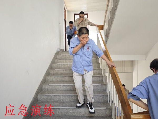 6月13日上午，各樓層人員在疏散引導(dǎo)組成員的帶領(lǐng)下進(jìn)行有序逃生.jpg