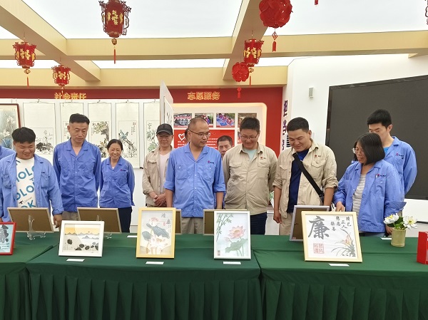 6月14日，尿素車間黨支部組織黨員參觀廉潔作品展1.jpg