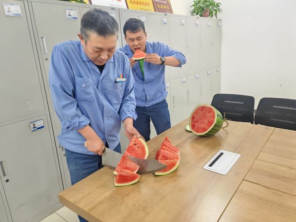圖3 6月25日，班長雷仲民正在切西瓜。 肖歡 攝.jpg