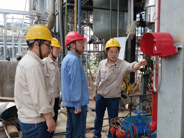 7月17日，計(jì)控電儀部副部長劉勇組織電氣儀表相關(guān)人員在醋酸甲酯中試項(xiàng)目現(xiàn)場進(jìn)行素質(zhì)提升工作實(shí)踐交流（2）.jpg