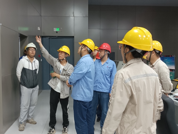 7月17日，計(jì)控電儀部副部長劉勇組織電氣儀表相關(guān)人員在醋酸甲酯中試項(xiàng)目現(xiàn)場進(jìn)行素質(zhì)提升工作實(shí)踐交流（3）.jpg
