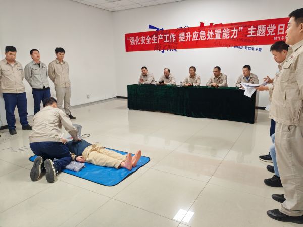 圖2 7月26日，張力演示心肺復(fù)蘇全過程。.jpg