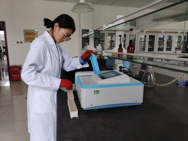 職工在進行水質COD操作考試.jpg