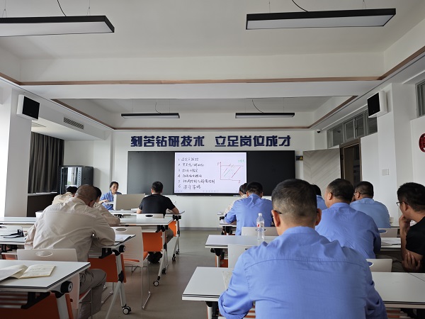 近日，計控電儀部主任工程師馬曉華為部門人員進行了“離心式壓縮機的防喘振控制” 培訓(xùn)1.jpg