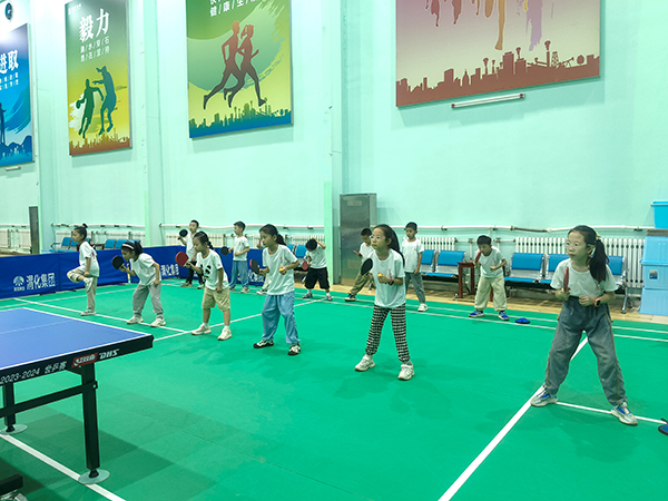 2024年8月1日，渭化集團(tuán)乒乓球館，小學(xué)生學(xué)習(xí)乒乓球.jpg