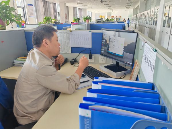 圖1 8月27日，安全員陳科武給現(xiàn)場監(jiān)護人員打電話強調安全有關事項。.jpg