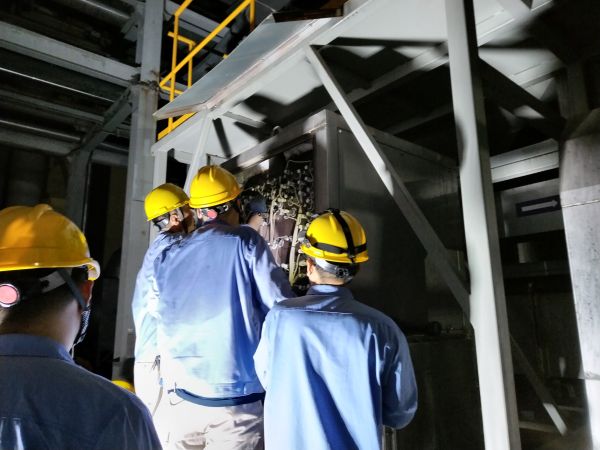 8月，計(jì)控電儀部員工在高溫天氣中消除設(shè)備隱患.jpg