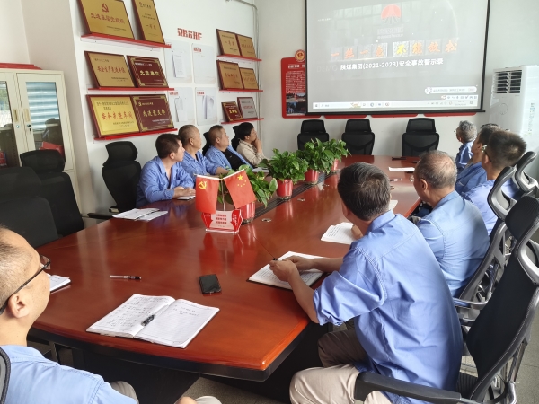 8月28日，車間管理人員觀看警示視頻.jpg