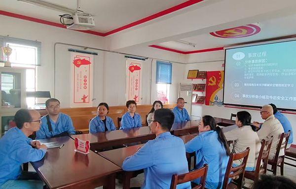 近日，物料車間主任喬玄帶領(lǐng)班組人員學(xué)習(xí)事故，并結(jié)合各自崗位工作展開(kāi)討論.jpg