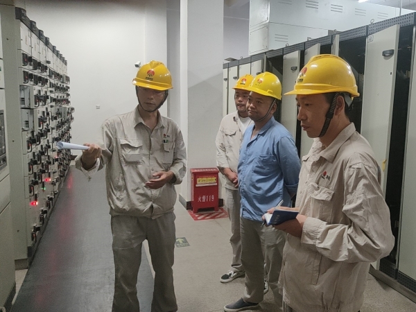 9月12日，計控電儀部技術(shù)人員正在講述設(shè)備原理和操作步驟.jpg