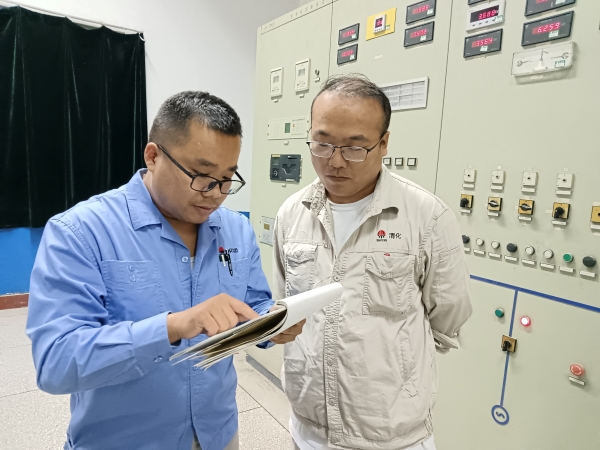 9月，運行人員正在崗位上對發(fā)電機并網(wǎng)工作票進行審核.jpg