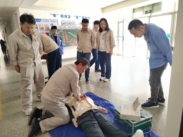 近日，計控電儀部部長王文波親自帶領大家進行應急演練實操練習2.jpg