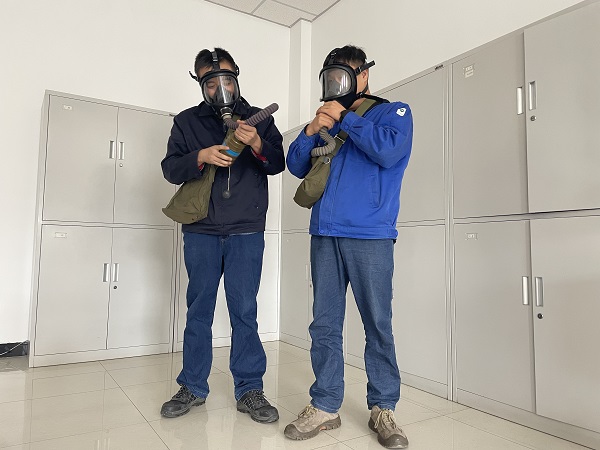 運行工段員工正在練習如何將面具與濾毒罐正確組裝。.jpg