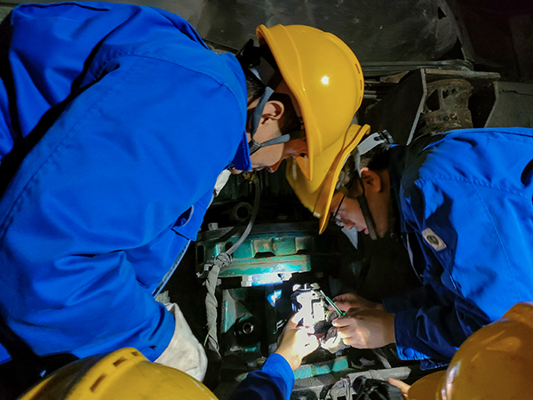 10月30日晚22時(shí)，工藝配合電氣人員拆卸故障電機(jī)。.jpg