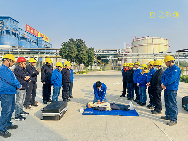 11月8日下午，應急救援隊張伯倫為職工進行心肺復蘇操作技能培訓.jpg
