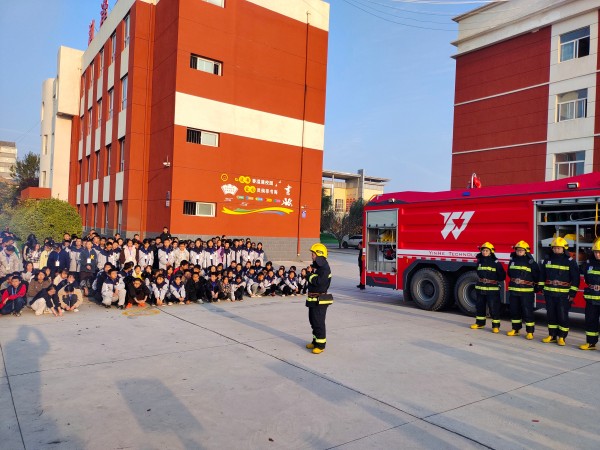 11月6日，彬州公司消防隊進學校宣傳消防知識2.jpg