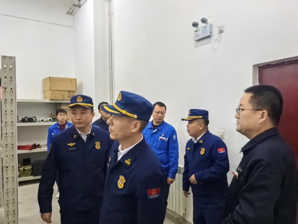 11月13日，咸陽市消防救援支隊檢查消防器材庫.jpg