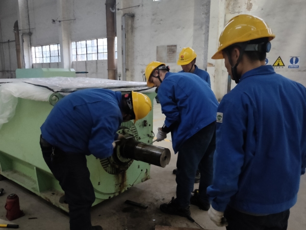 14日，計控電儀部檢修二班正在對循環(huán)水泵電機進行維修.jpg