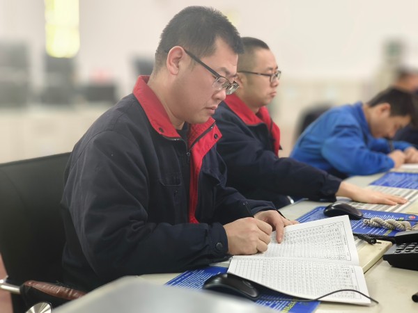 12月2日，尿素車間化工三班中控人員認(rèn)真監(jiān)盤1.jpg