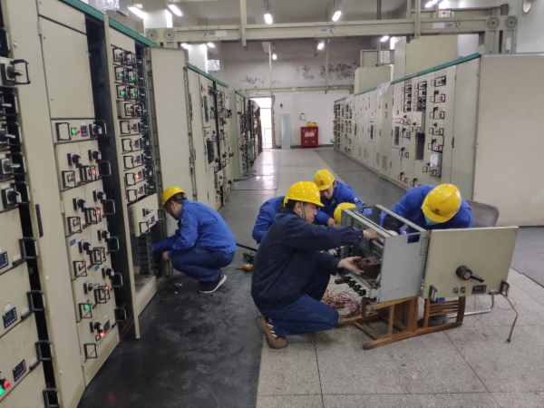 12月，檢修二班自主維修配電室開(kāi)關(guān)柜.jpg