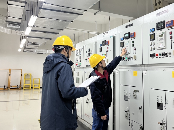 12月，計控電儀部運(yùn)行人員正在巡檢.jpg
