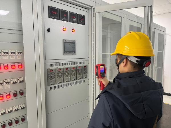 12月，計控電儀部運(yùn)行人員正在用測溫儀排查隱患.jpg
