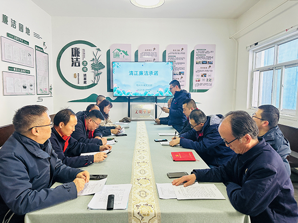1月9日下午，物料車間黨支部組織黨員領(lǐng)導(dǎo)干部及重點(diǎn)崗位人員開展了新年“第一課”活動。--圖為重點(diǎn)崗位人員趙宇進(jìn)行清正廉潔承諾.jpg