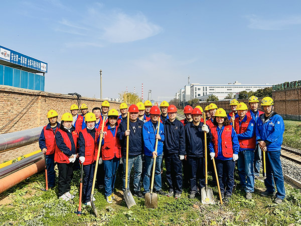 3月20日下午，物料車間黨支部開展“清除雜草保安全 志愿服務(wù)顯擔(dān)當(dāng)”主題活動(dòng)，黨員及青年志愿者集體合影    600.jpg