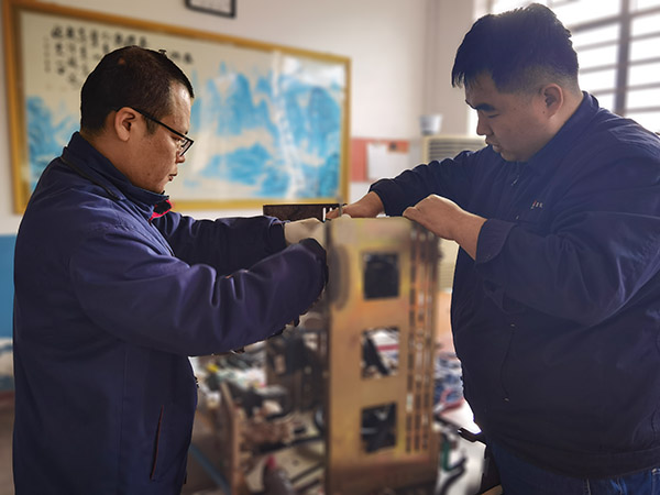1月14日，檢修一班技術(shù)骨干正在對氬壓縮機控制回路技術(shù)改造2.jpg