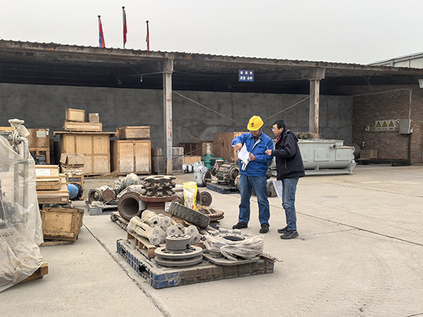 物資采供部人員和車(chē)間技術(shù)人員在現(xiàn)場(chǎng)核對(duì)物資信息.jpg