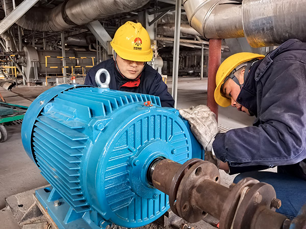 1月20日，檢修三班正在對鍋爐疏水泵電機進行更換1.jpg