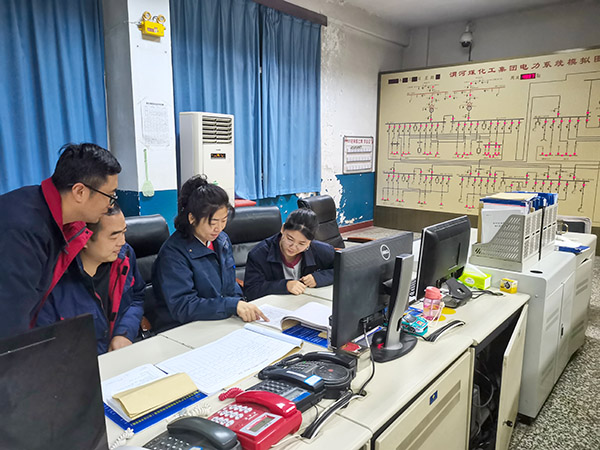 1月22日，張瑩和同事對操作票進(jìn)行講解.jpg