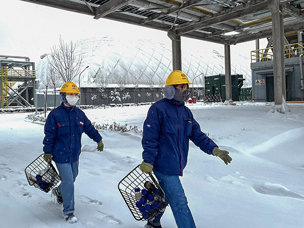 積雪過厚，步行去取樣.jpg