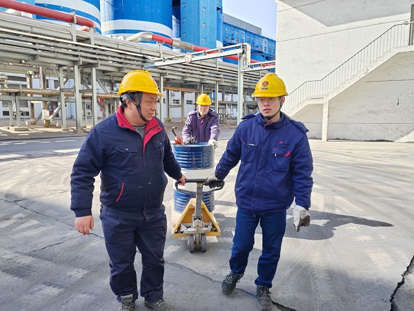 1月28日上午9時，屈煒帶著徒弟楊劍琪和劉浩禎準備給1號磨機電磨機減速箱加油.jpg