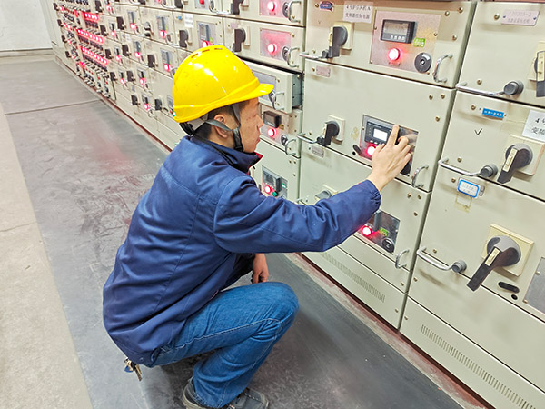 2月5日，運(yùn)行人員正在配電室巡檢.jpg