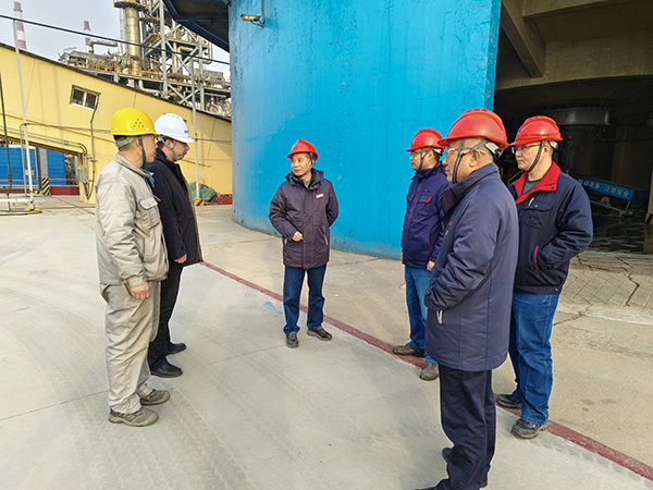 2月18日，基建部部長張政權(quán)與尿素車間主任王濤現(xiàn)場檢查項(xiàng)目情況1.jpg
