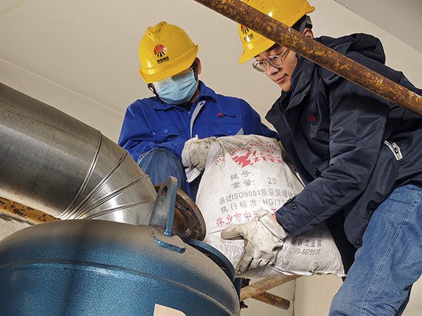 2.19日動(dòng)力車間三期干燥機(jī)廠房內(nèi)，劉凱、張樂正在更換吸附劑.jpg