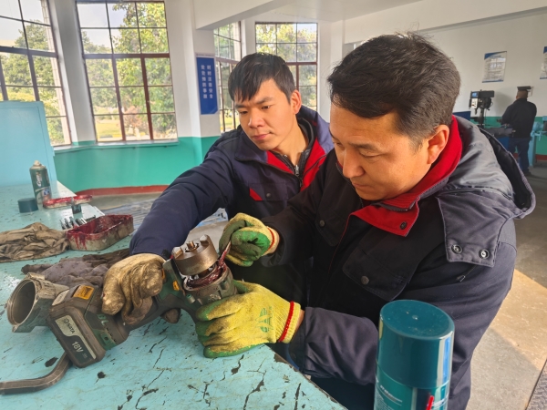 馬順邦和李玄給電動(dòng)扳手加注潤滑油.jpg