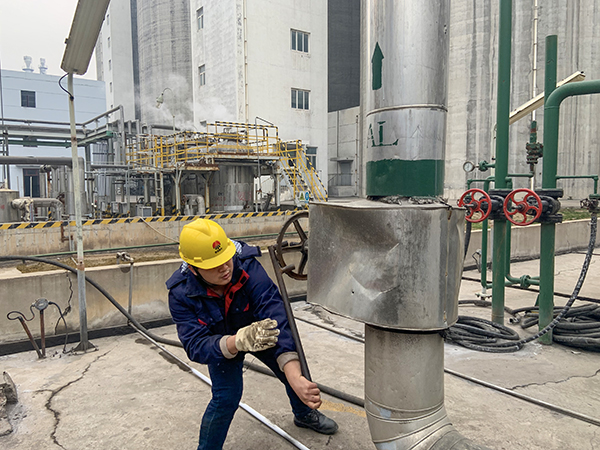 3月12時(shí)，合成車間員工關(guān)小閥門，避免浪費(fèi).jpg