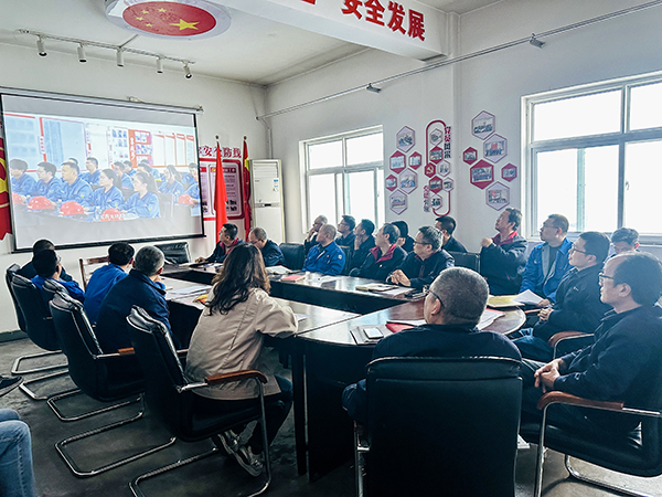 3月13日下午，物料車間黨支部開展“惠學礪心 筑夢前行”主題黨日活動，圖為集中觀看了陜煤集團第一期惠學礪心大課堂錄播視頻.jpg