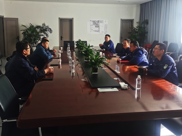 白安林與胡抗戰(zhàn)，杜寶順認(rèn)真交流_20250318092349.jpg