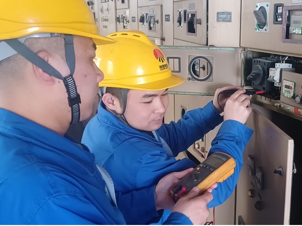 朱慶檢查開關柜電壓.jpg