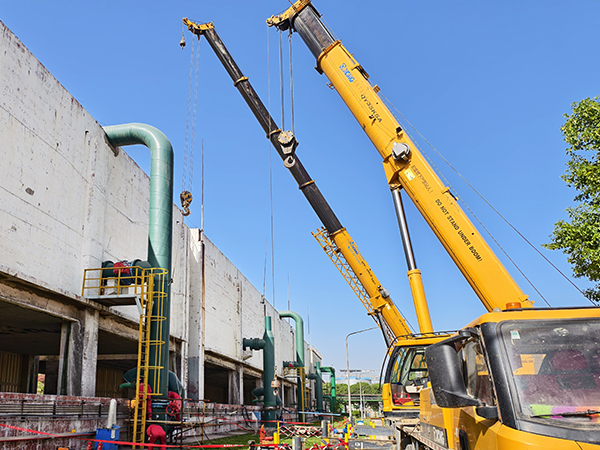 4月13日，吊車配合更換循環(huán)水冷卻塔上塔閥.jpg