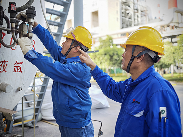 空分作業(yè)人員調校閥門.jpg