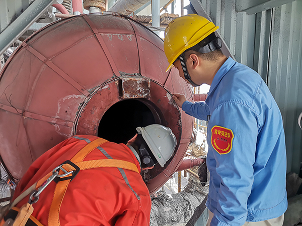 張跟潮正在給外協(xié)人員指認(rèn)鍋爐汽包處檢測點.jpg