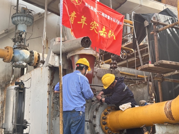 青年突擊隊(duì)的旗幟高高飄揚(yáng)。.jpg